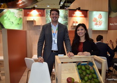 José Antonio Jr Alconchel, gerente de Alcoaxarquía Perú, filial de la española Alcoaxarquía SL, con su compañera. Esta es la tercera semana que envían contenedores de aguacates bio peruanos. La empresa aumenta este año un 30% sus volúmenes de aguacate peruano, abriendo por primera vez los mercados de Canadá y Estados Unidos. También producen mango y jengibre bio.